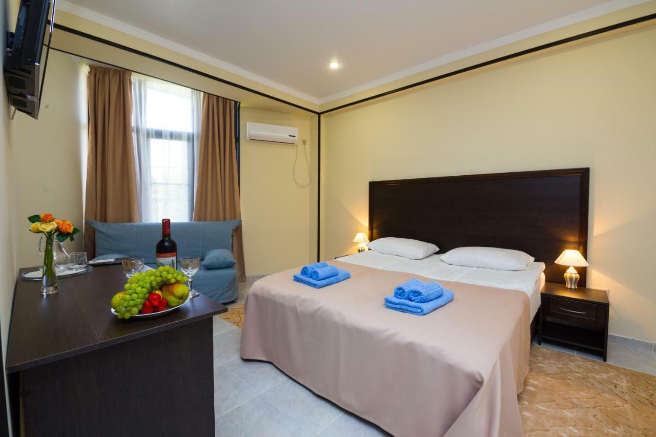 Bmg Hotel Sukhumi Esterno foto
